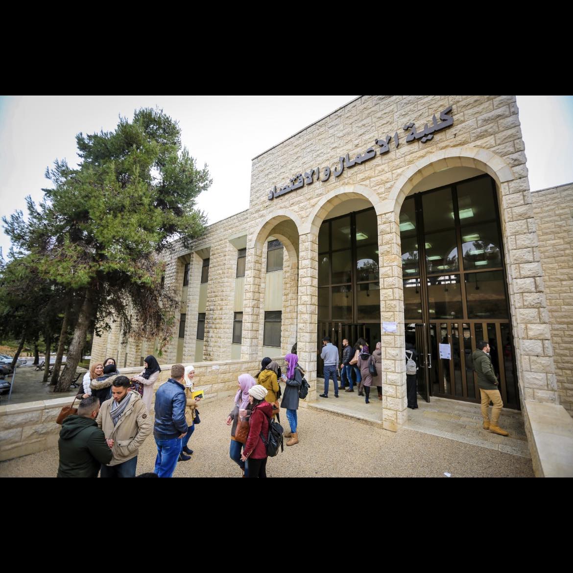 كلية الأعمال والاقتصاد